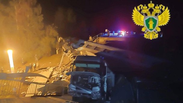 Обвал моста на поезд в Брянской области РФ: 7 погибших, десятки пострадавших (видео)