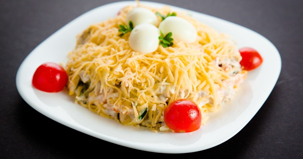 Салат із курячої печінки з грибами, яйцями та сиром