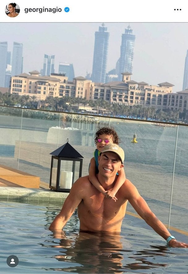 Кріштіану Роналду з донькою / © Instagram Джорджини Родрігес