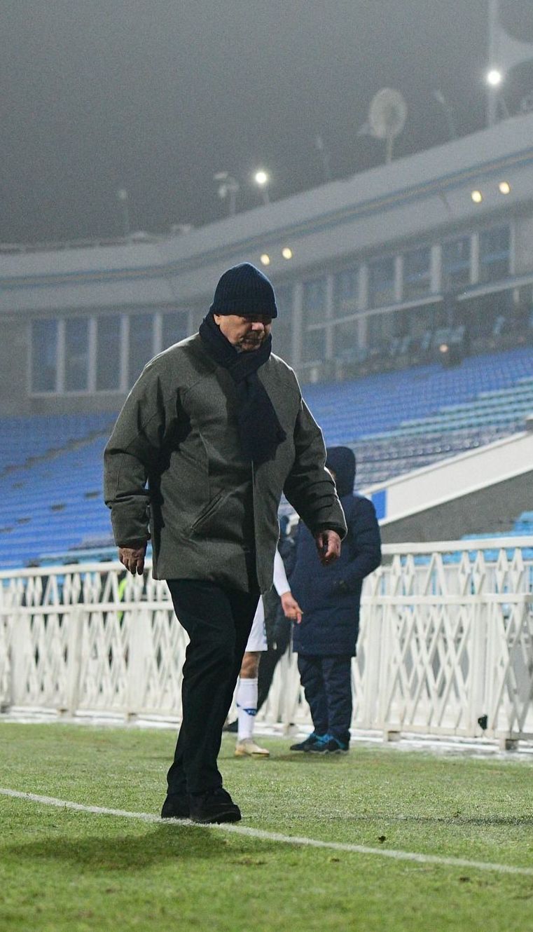 Справжній господар: Луческу вийшов розчищати сніг перед матчем "Динамо" - "Олімпік" (відео)