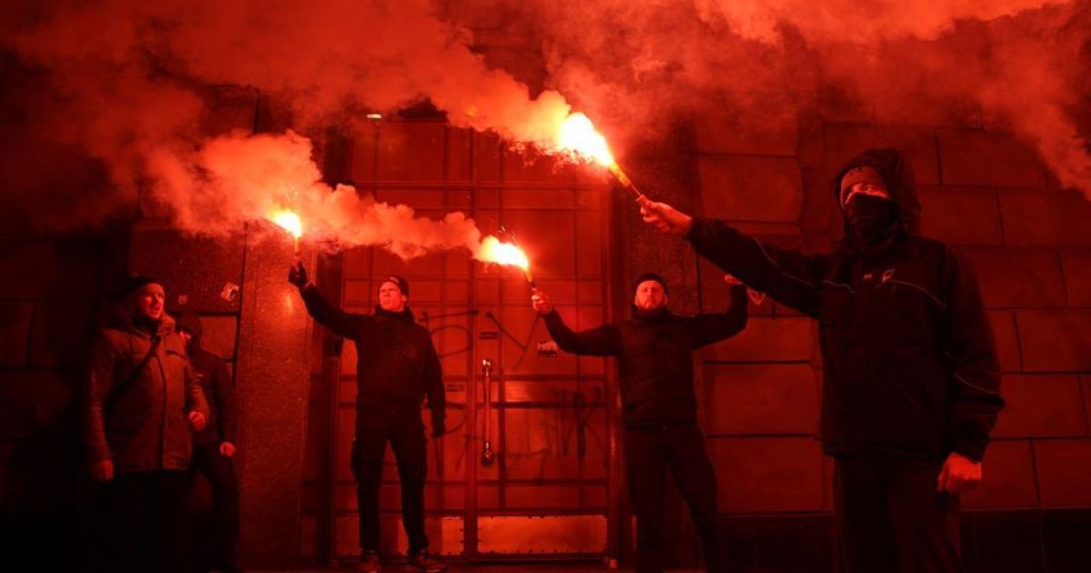"Азов" з фаєрами пікетує будівлю СБУ_6 / © Facebook.com/tamara.shevchuk