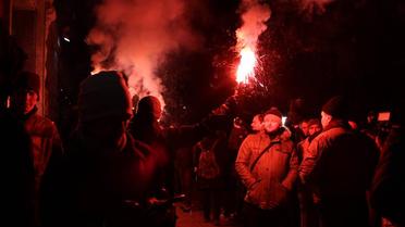 "Азов" з фаєрами пікетує будівлю СБУ_13 / © Facebook.com/tamara.shevchuk
