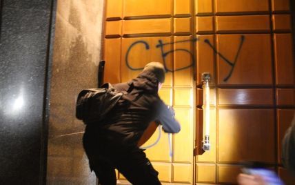 "Азов" та активісти пішли з-під будівлі СБУ у Києві, проте мають повернутися вранці