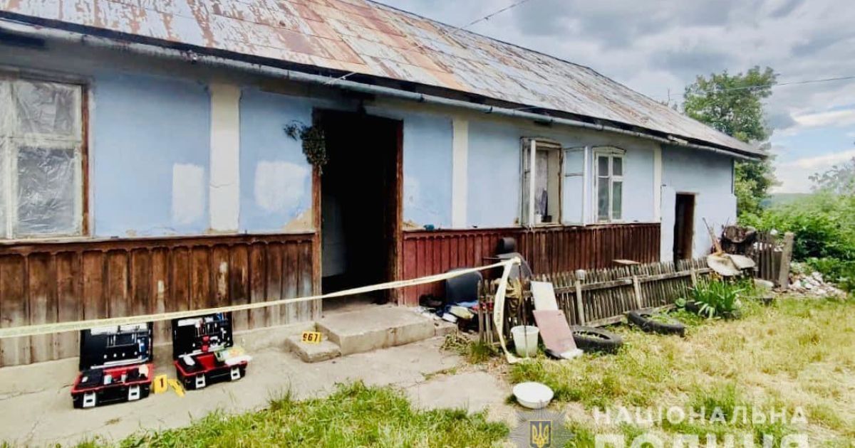На Прикарпатті 30-річна жінка під час сварки зарубала рідного батька: фото