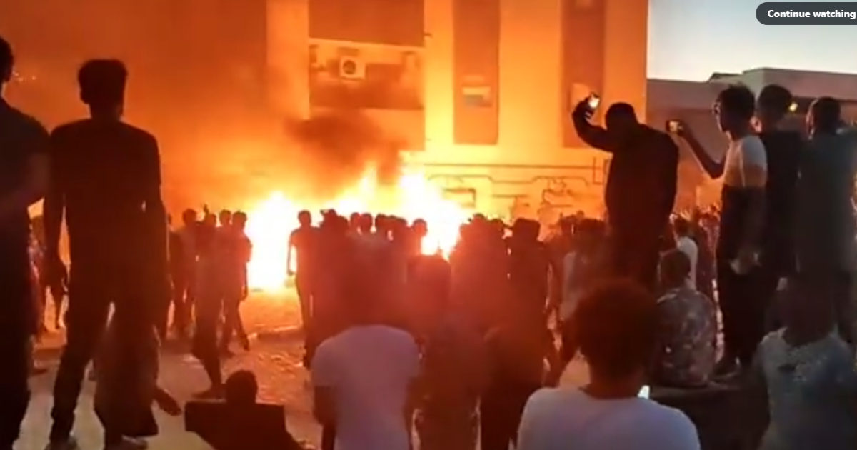 У Лівії спалахнули масові протести: демонстранти підпалили парламент (фото)