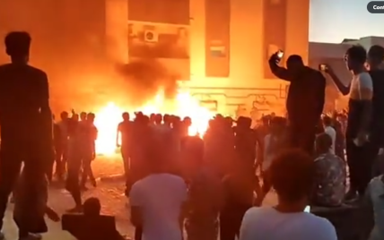 В Ливии вспыхнули массовые протесты: демонстранты подожгли парламент (фото)