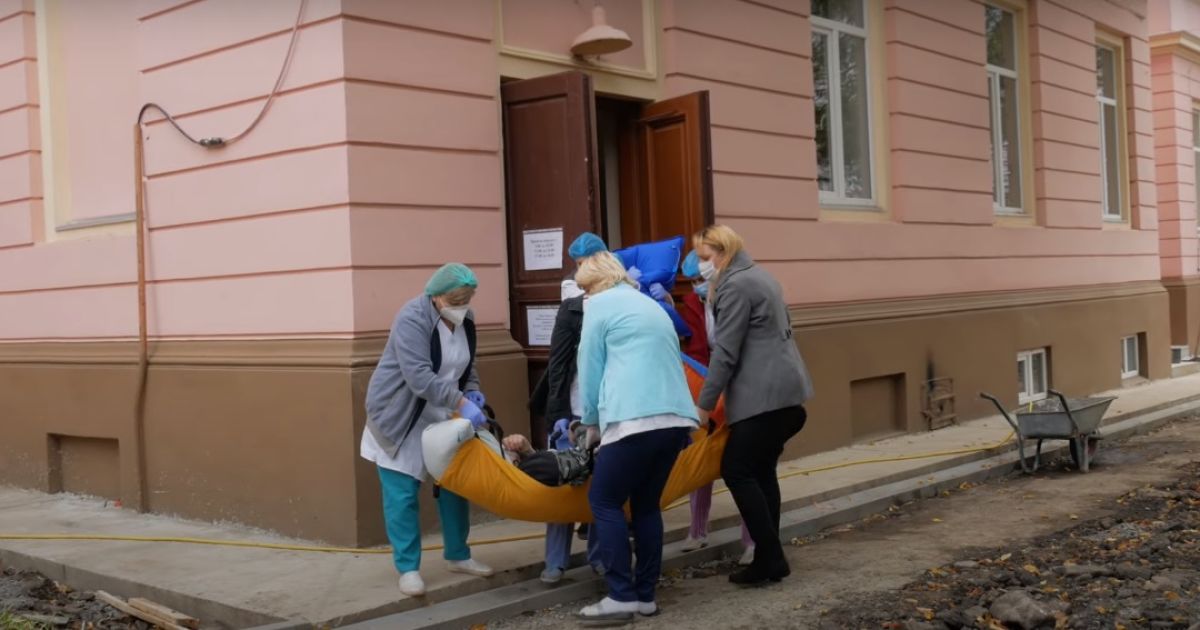 У Чернівцях хворого з COVID-19 жінки переносили до реанімації у простирадлі: з'явилось відео