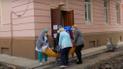 В Черновцах больного с COVID-19 женщины переносили в реанимацию на простынях: появилось видео