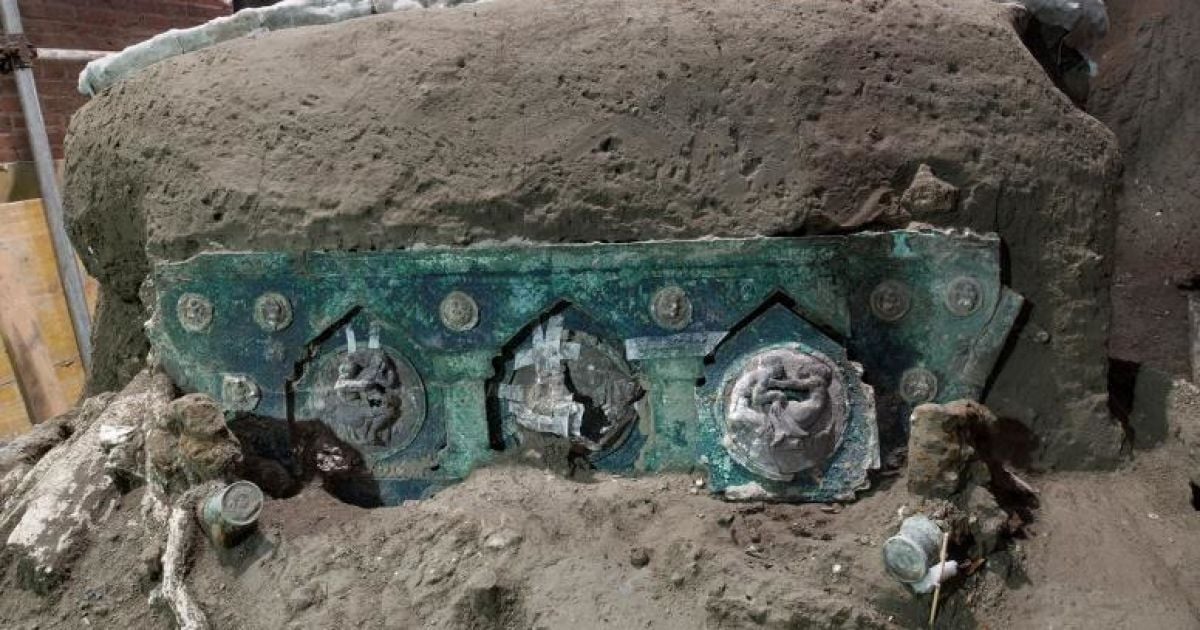 У Помпеях відкопали вцілілу стародавню колісницю з викарбуваними еротичними сценами