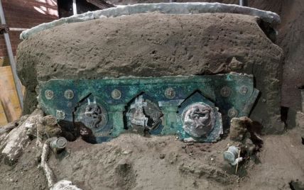 У Помпеях відкопали вцілілу стародавню колісницю з викарбуваними еротичними сценами
