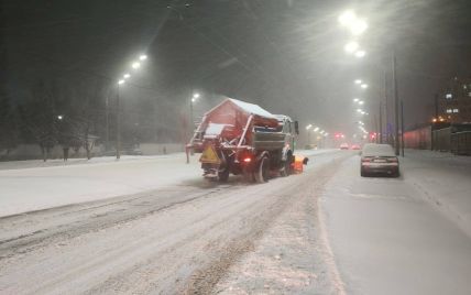 Майже 2,3 тонни солі та 1,6 тонни піщано-соляної суміші: у Києві усю ніч обробляли дороги від снігу