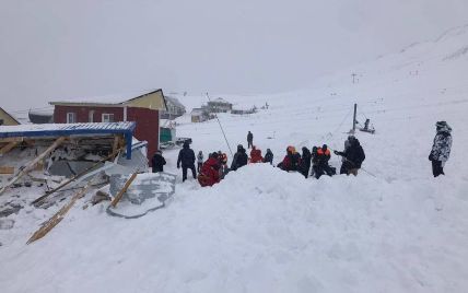 В Карачаево-Черкесии снежная лавина накрыла туристов: под завалами до 12 человек