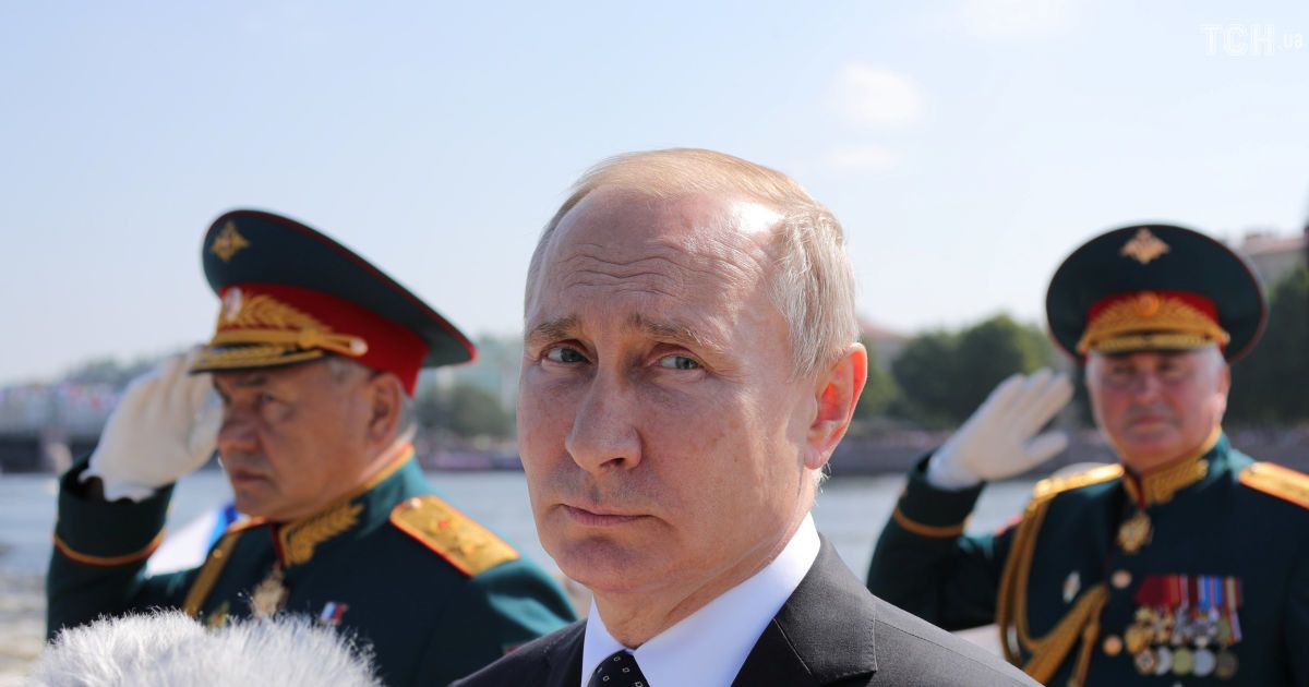 В Санкт-Петербурге во время военно-морского парада катер впилился в опору моста