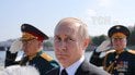 В Санкт-Петербурге во время военно-морского парада катер впилился в опору моста