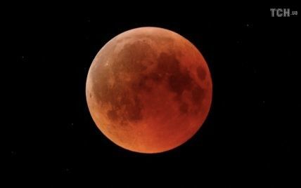 "Кровавое Полнолуние": как мир пережил самое длительное лунное затмение XXI века