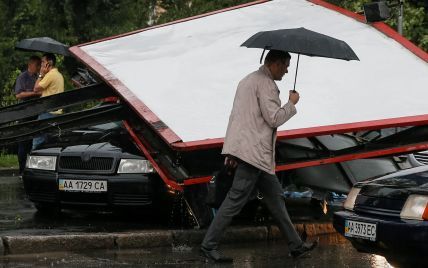 Повалені дерева, затоплені дороги та переходи: як Київ оговтується від наслідків надпотужної зливи