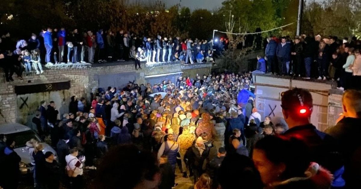 Саратов "вибухнув" через резонансне вбивство 9-річної дівчинки: розлючені люди штурмували поліцію й хотіли вчинити самосуд над підозрюваним