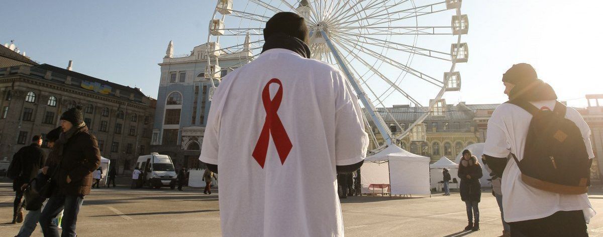 Суд дозволив ВІЛ-інфікованим українцям усиновлювати дітей
