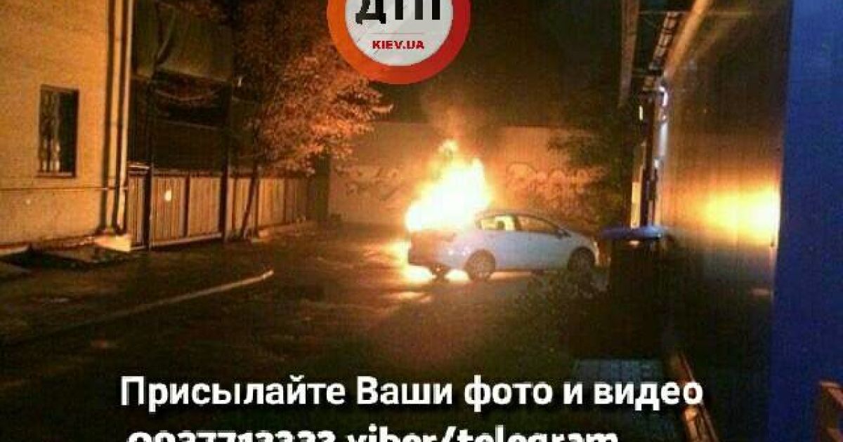 У Києві на Севастопольській площі вогонь охопив авто