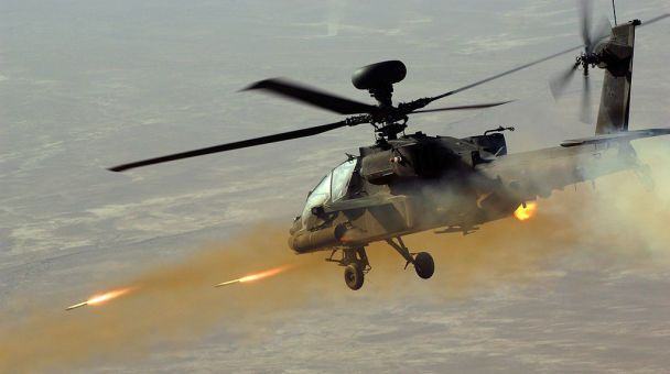 Ударний вертоліт британської армії запускає ракети CRV7 в Афганістані, 2008 р. / © Вікіпедія