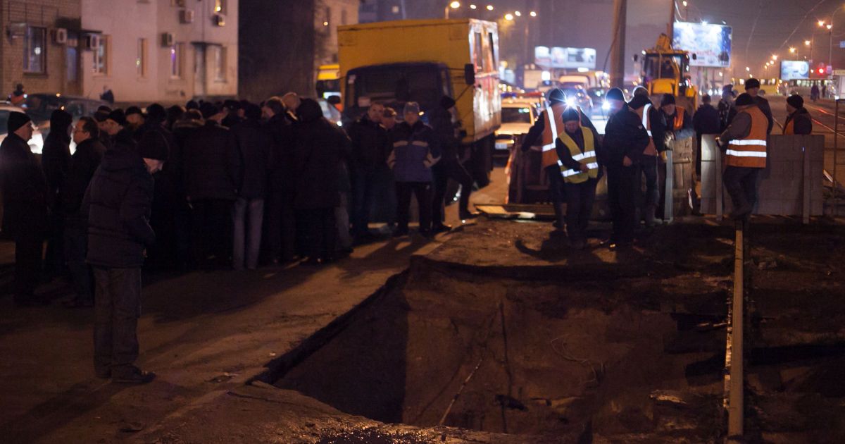 Комунальники пояснили, чому під трамвайними коліями в Києві провалилася величезна яма