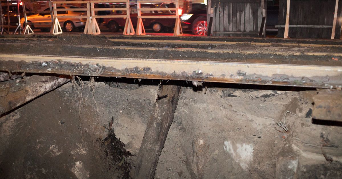 яма під трамвайними рейками в Києві_3 / © КГГА