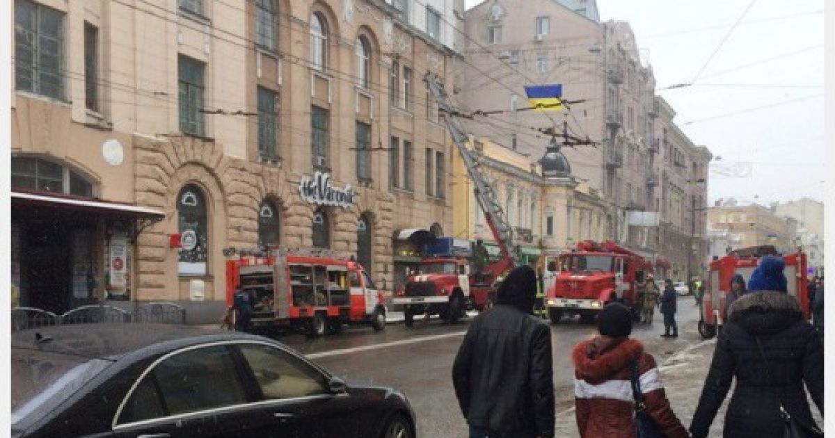 Пожежа поряд із місцем страшної ДТП у Харкові: перекрито центральну вулицю, площу та вхід у метро