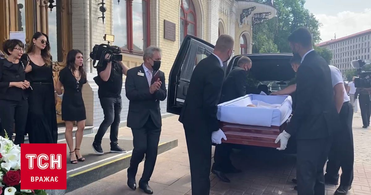 У столичній філармонії попрощалися з легендарним хореографом Григорієм Чапкісом: труну повезли на Байкове кладовище