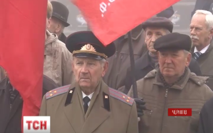 В Чернигове за советские флаги раздают крупы, масло и рыбные консервы