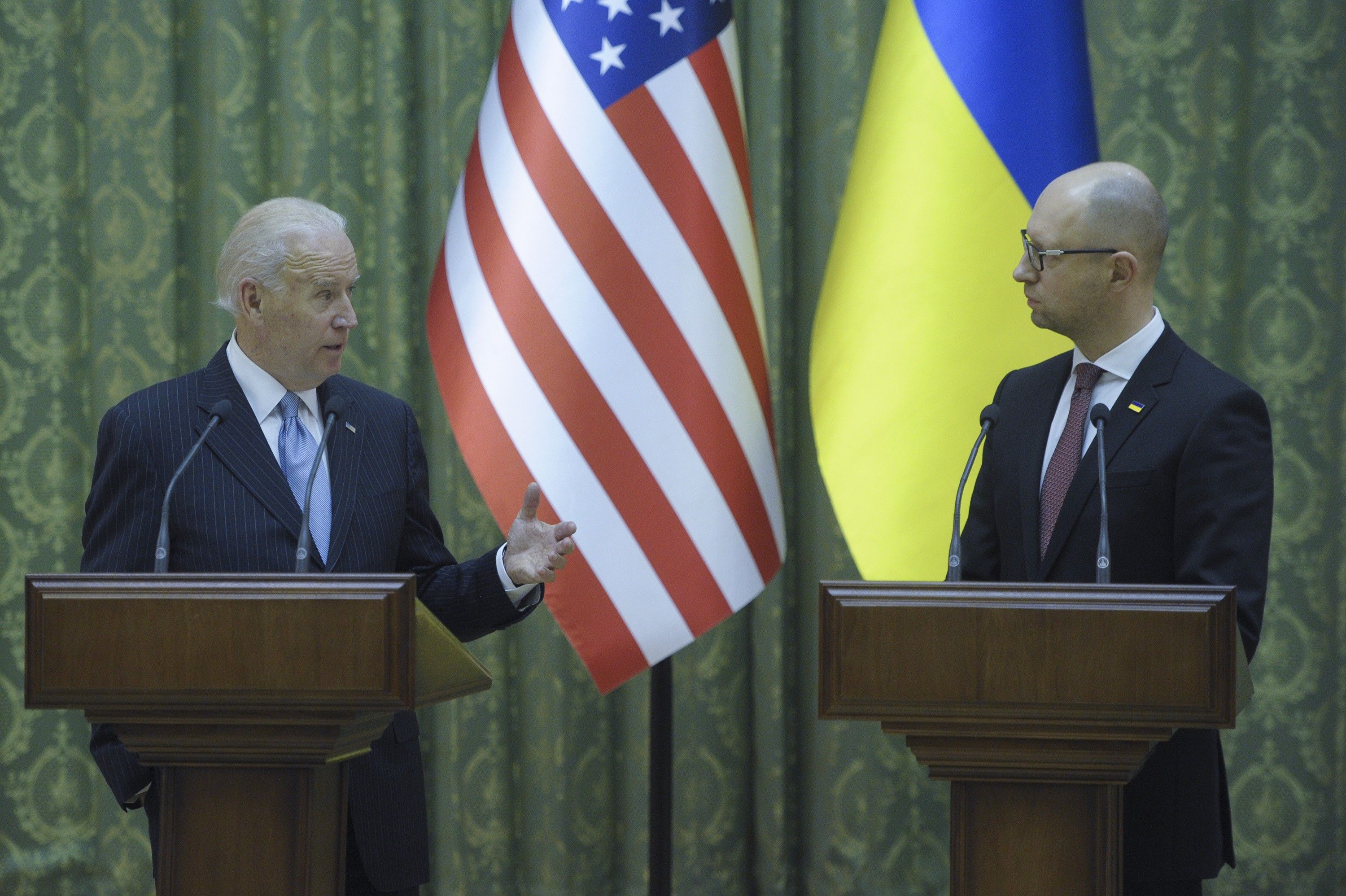 Байден поблагодарил Яценюка за премьерство и сотрудничество с США