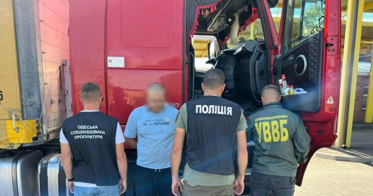 В Одесской области задержали дельцов, перевозивших уклониста в прицепе с напитками