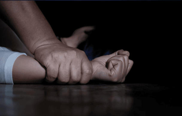 Чоловік почав ґвалтувати падчерку, коли їй було 9 років: фото