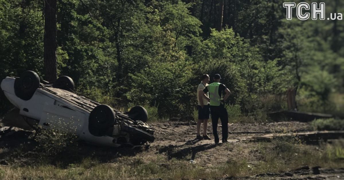 Под Киевом легковушка снесла несколько сосен и перевернулась на крышу