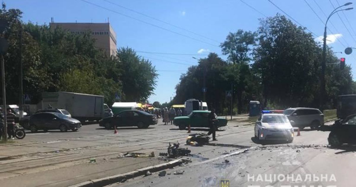В Киеве после удара легковушки травмированный мотоциклист скончался в больнице: в полиции рассказали детали ДТП
