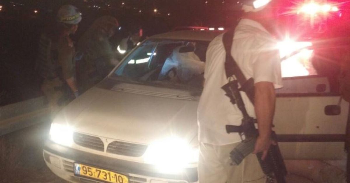 Семейную пару расстреляли в их собственном автомобиле.