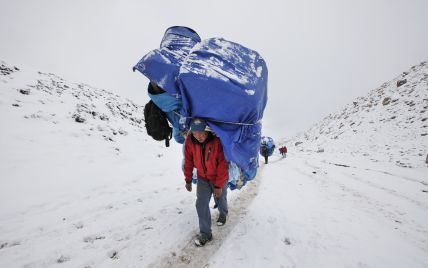 Двоє альпіністів загинули через аномально велику чергу на Еверест