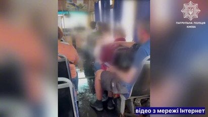 Маршрутка з «душем»: у Києві пасажирів перевозили під дощем у салоні
