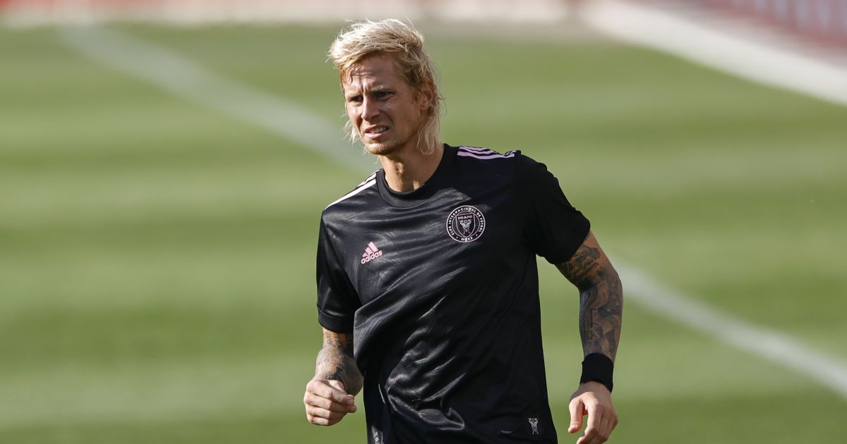 "Просто хотел увидеть ее": футболист из команды Бекхэма голыми руками схватил змею на тренировке (видео)