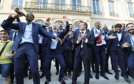 Футболіст збірної Франції навчив Макрона робити "деб"
