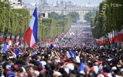 Чемпіонський парад. На Єлисейських Полях зібралися тисячі фанатів, щоб зустріти збірну Франції