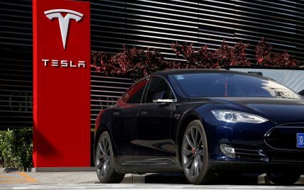 У Tesla попросили постачальників повернути частину  грошей за старі угоди