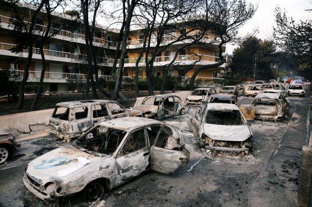 Уничтожены огнем автомобили у виллы в Мати. / © Reuters