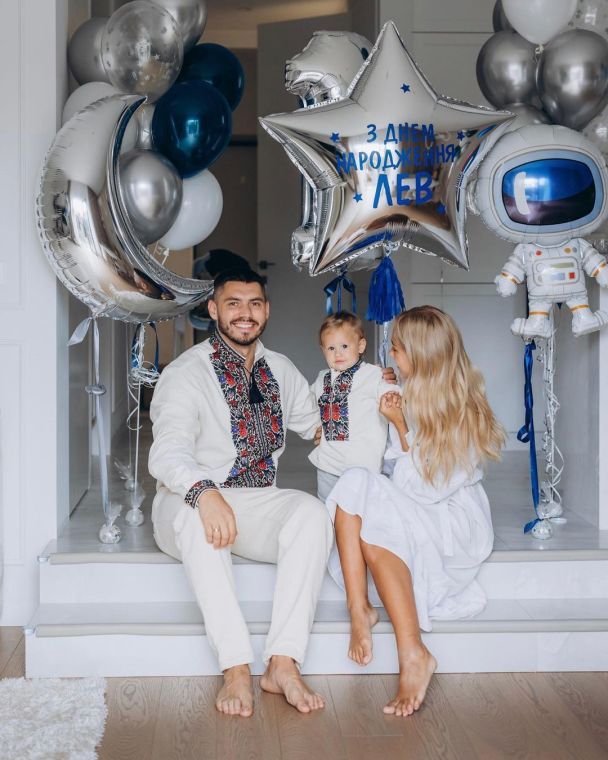 Микита Добринін і Даша Квіткова з сином / © instagram.com/nikitadobrynin