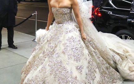 А груди не влізли: Дженніфер Лопес одягла весільну сукню