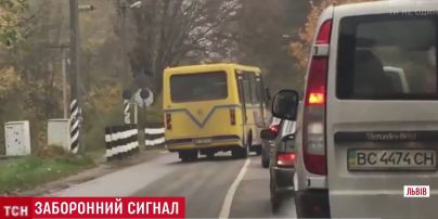 Во Львове водитель автобуса повез людей на красный сигнал железнодорожного светофора