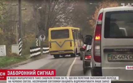 Во Львове водитель автобуса повез людей на красный сигнал железнодорожного светофора