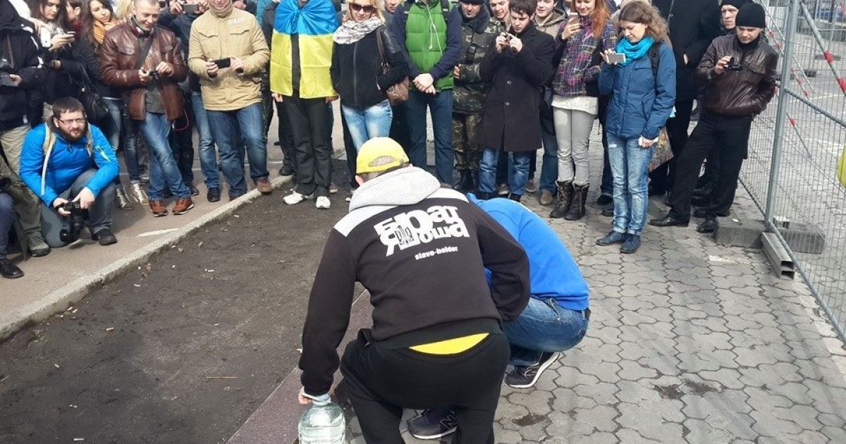 Автомайдановцы привезли к посольству надгробие с фото Путина / © facebook.com/automaidan