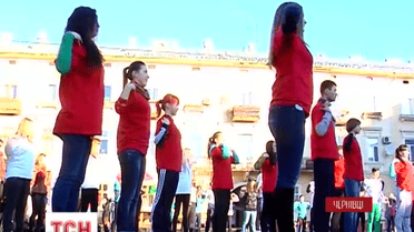 У Чернівцях півтори сотні містян вийшли на благодійну ранкову зарядку