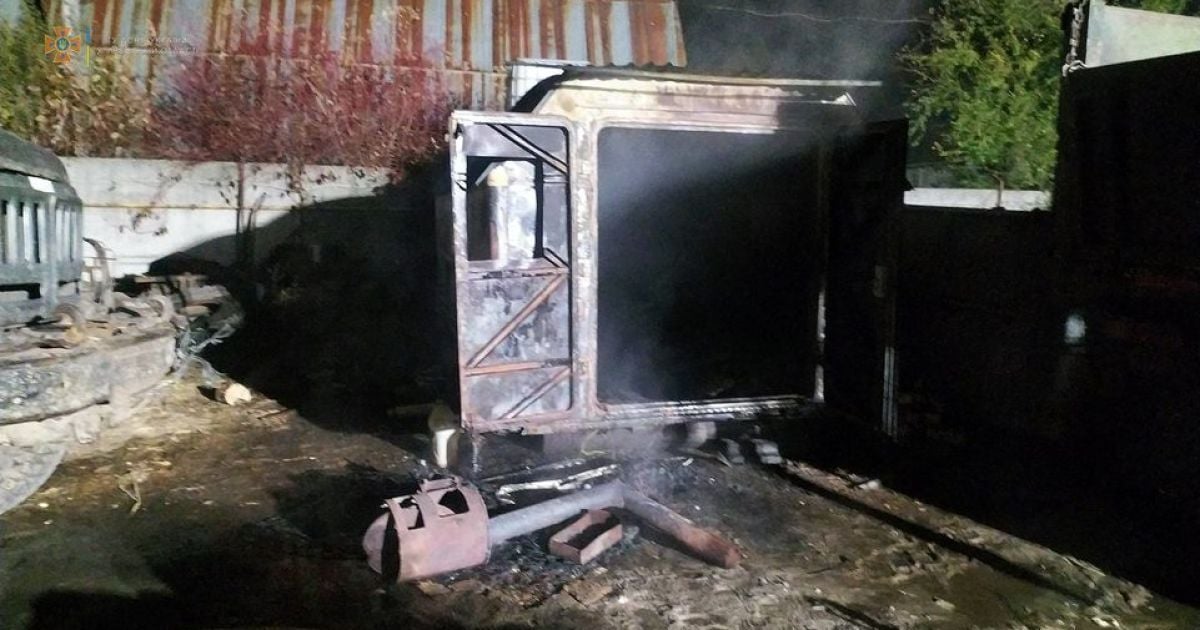 У Львові спалахнув металевий вагончик на автостоянці: загинули три людини
