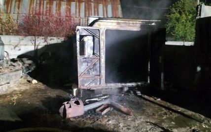 Во Львове вспыхнул металлический вагончик на автостоянке: погибли три человека